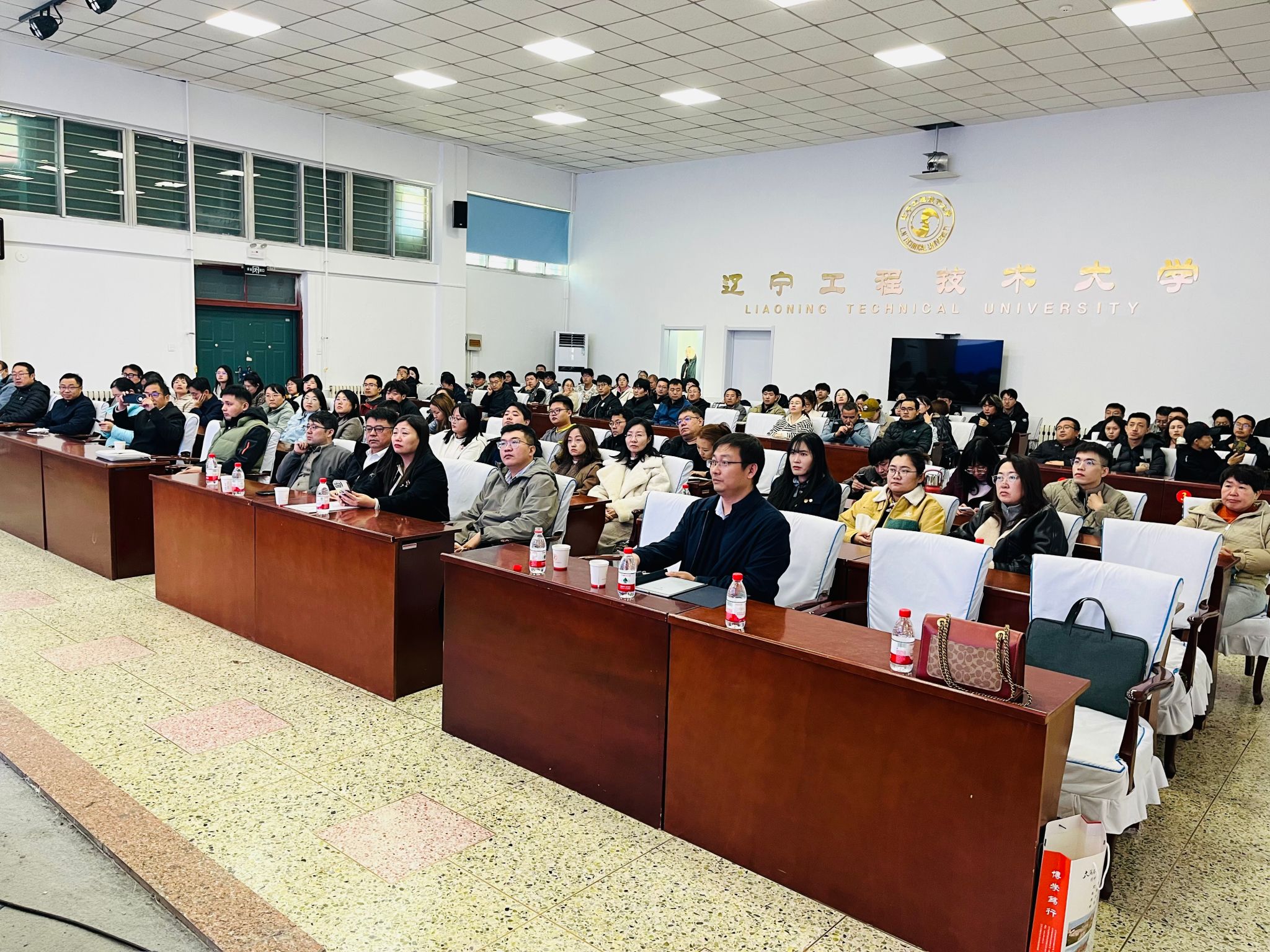 会场照片.jpg