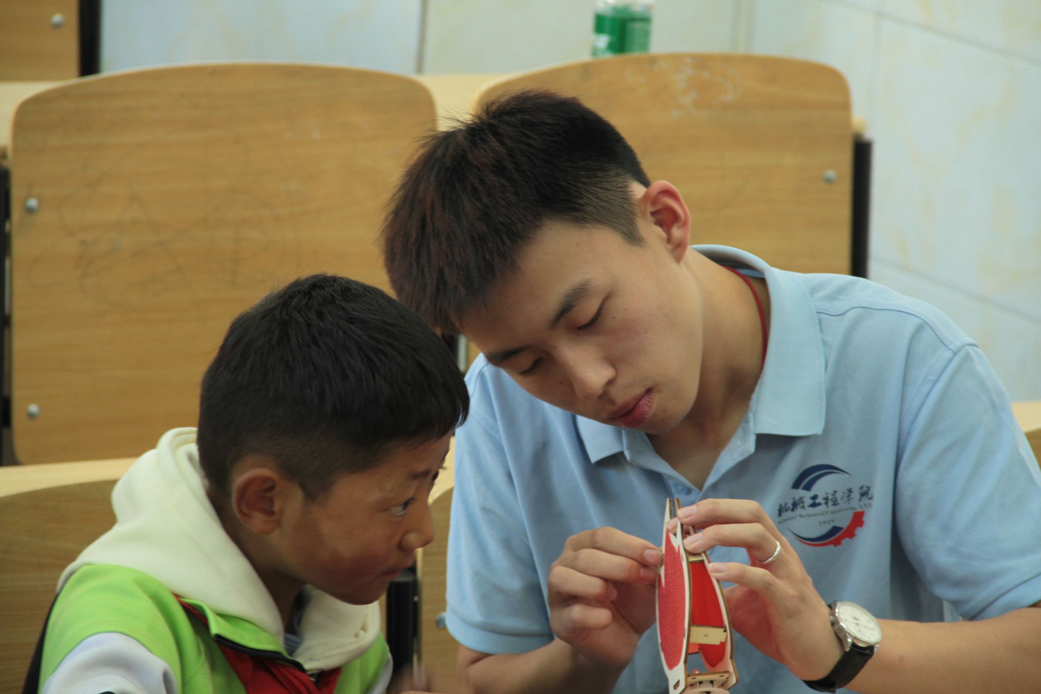 实践团成员指导生格乡小学学生做手工.jpg