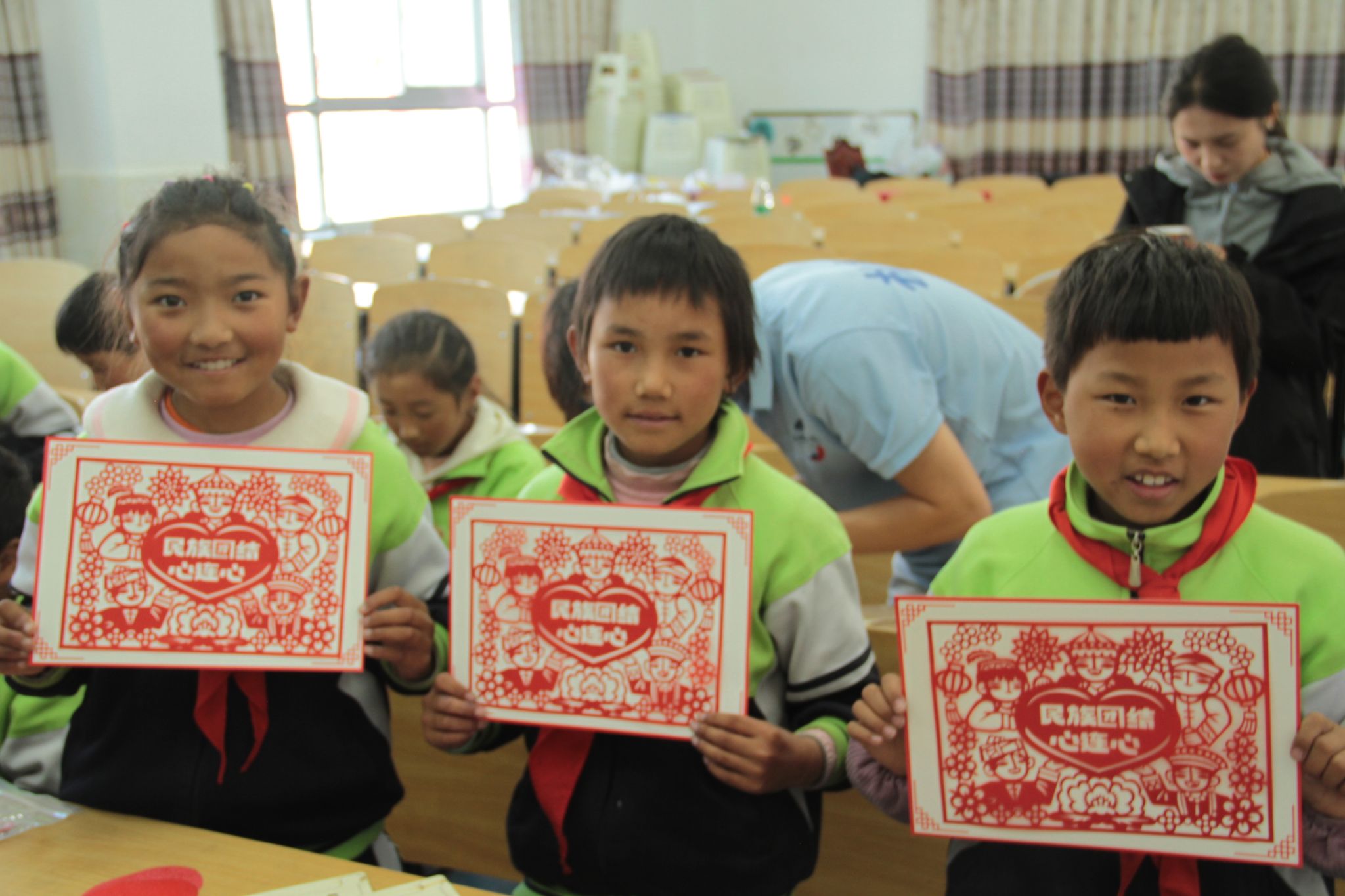 生格乡小学学生剪纸作品.jpg