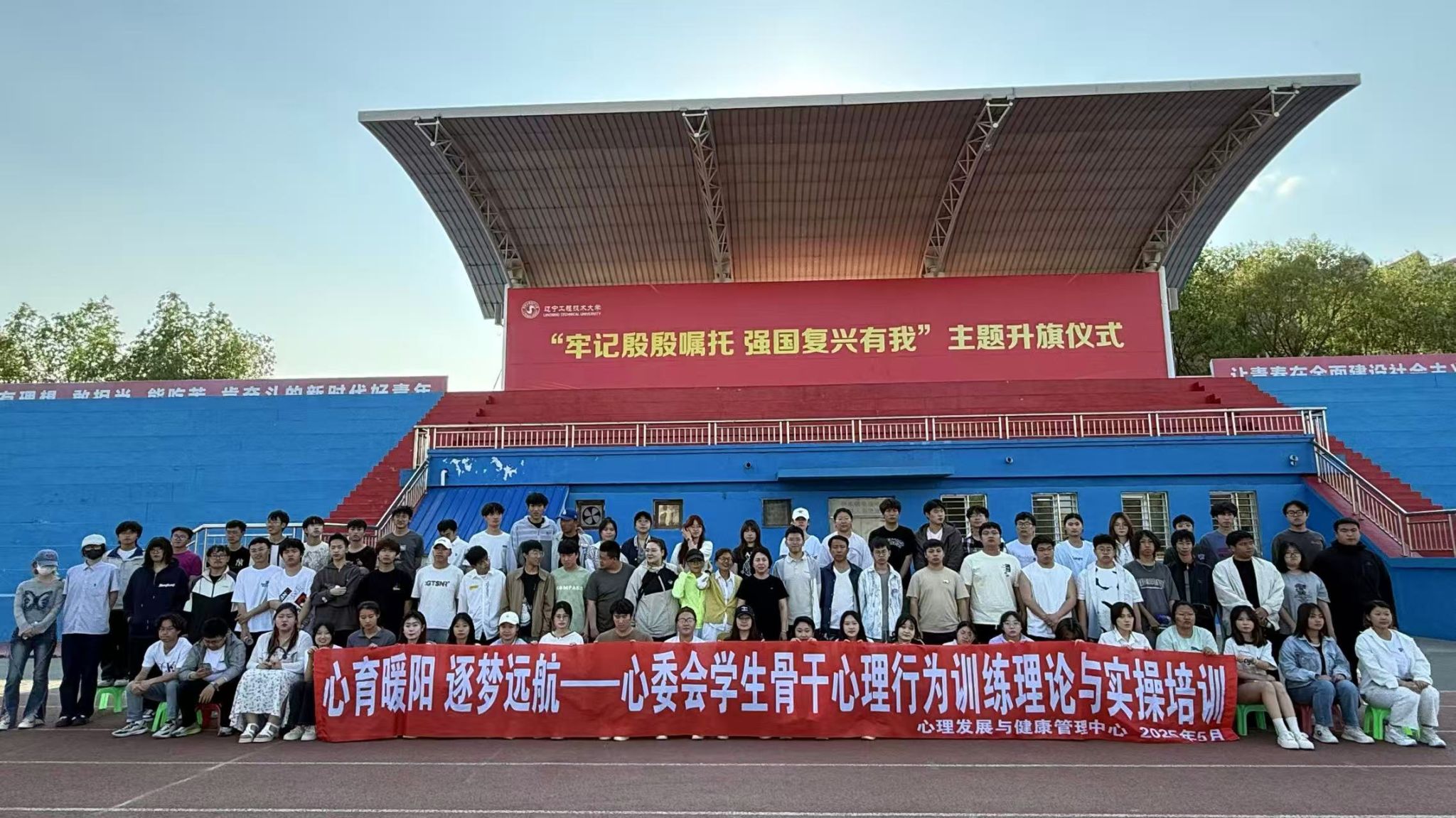 玉龙校园大合影.jpg