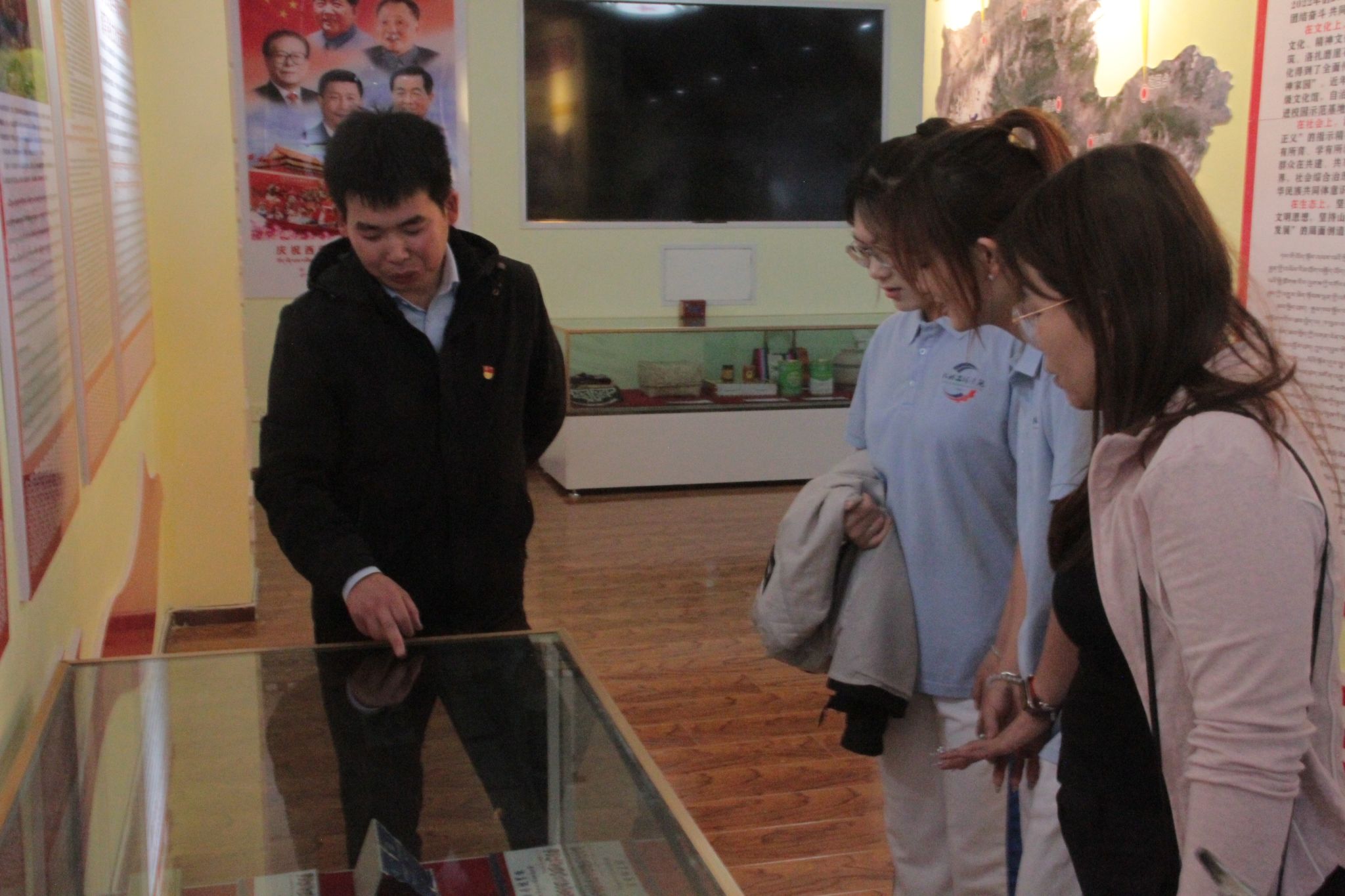 赵书记为实践团成员介纪念馆.jpg