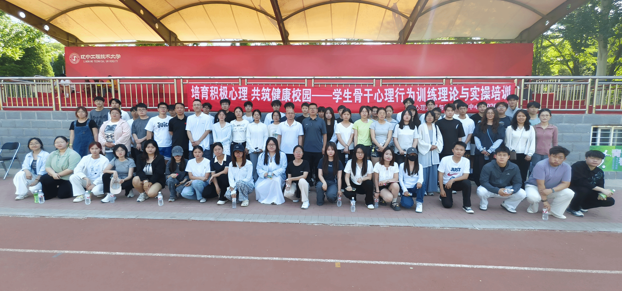 中华路校园合影.png