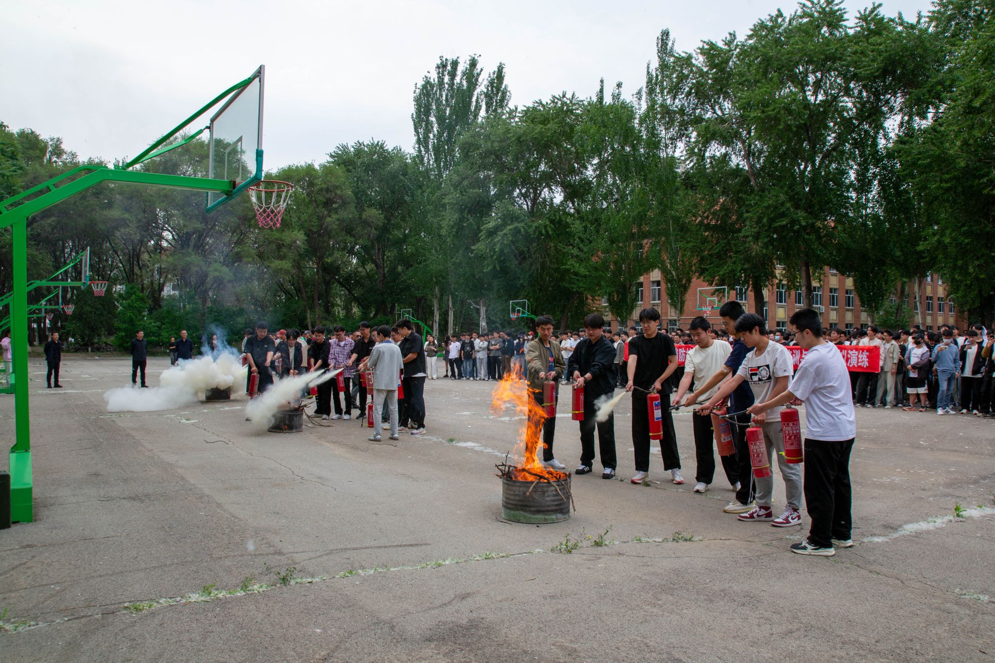 同学们参与干粉灭火器灭火实操演练.jpg