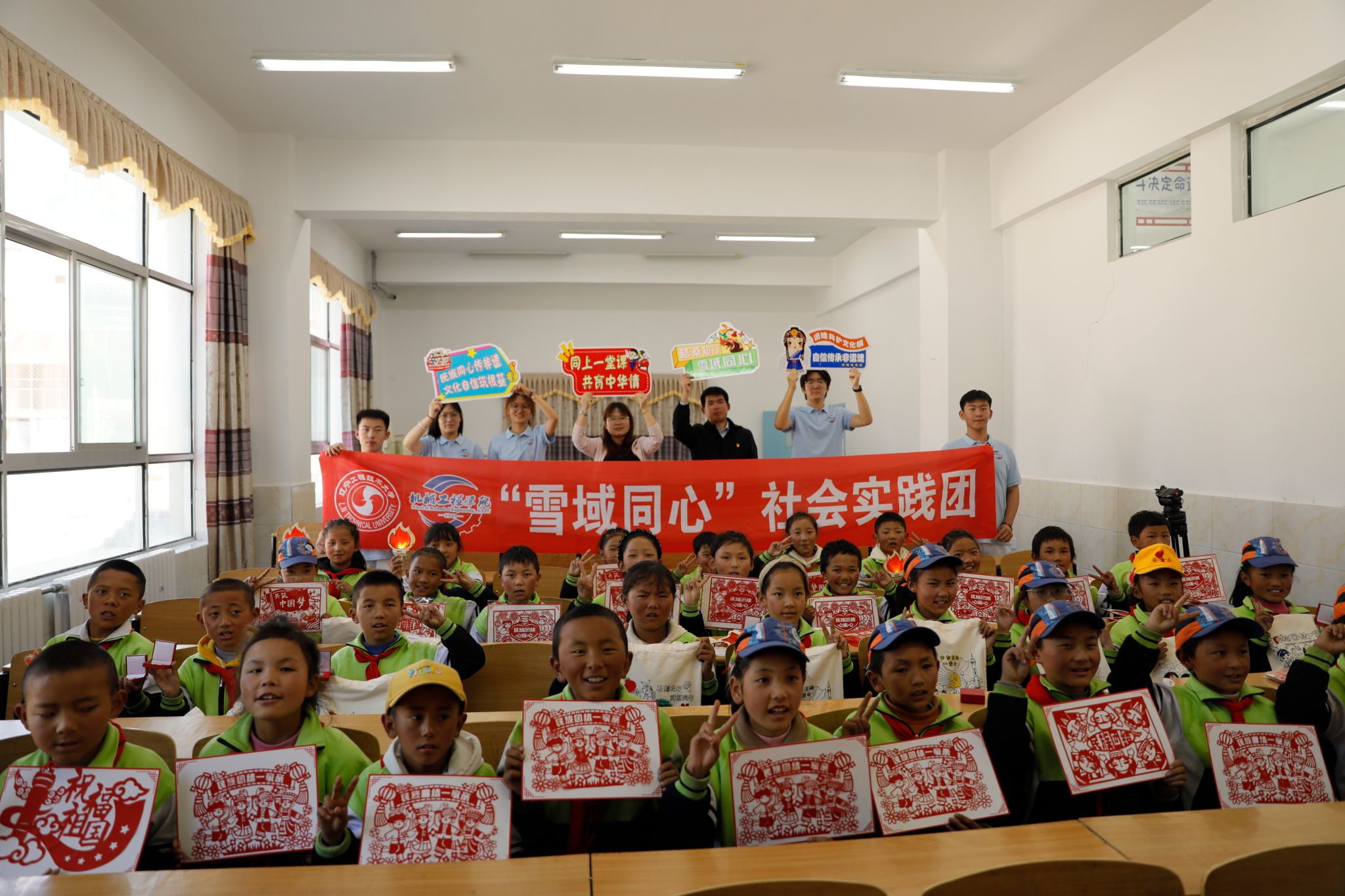 生格乡小学大合影.jpg