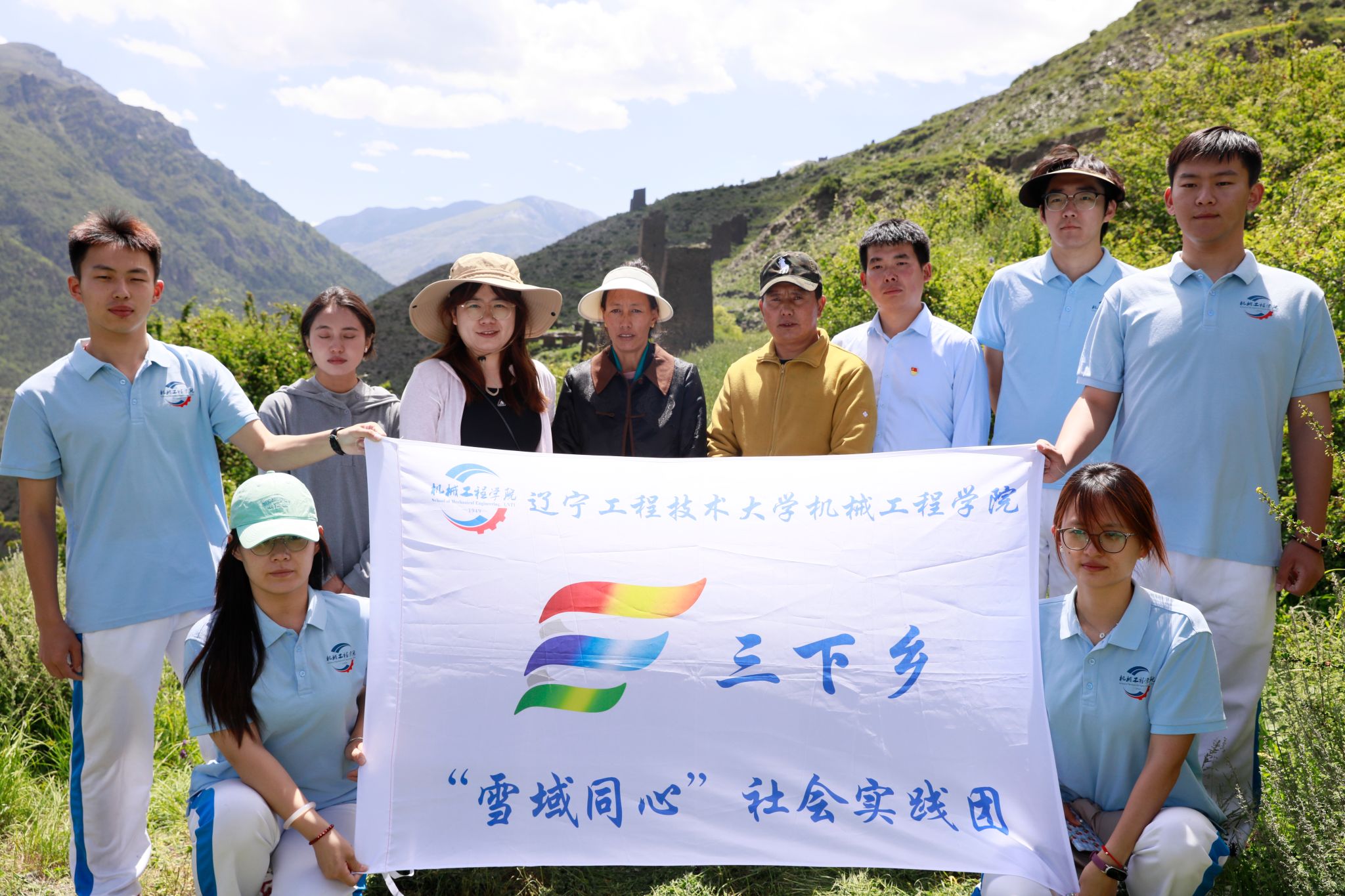 碉楼调研大合影.jpg